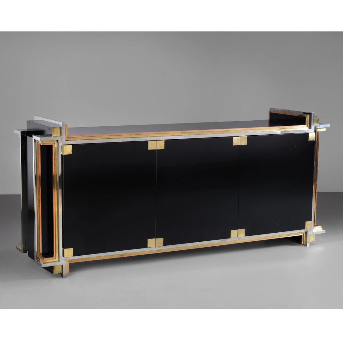 Alain Delon: Alain Delon (Sceaux, 1935 – Douchy-Montcorbon, 2024) METAL SIDEBOARD CREDENZA in metallo Produzione Maison Jansen, Francia, 1970 circa Firma dell’autore sul fianco cm
