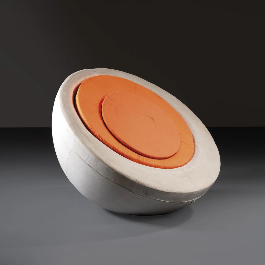 Carlo Magnoli e: Carlo Magnoli e (1960) Davide Gelati (Sec. XX) «S.3» ARMCHAIR, WHITE AND ORANGE FABRIC UPHOLSTERED POLTRONA MODELLO S.3 imbottita e rivestita in tessuto nei toni del bianco e