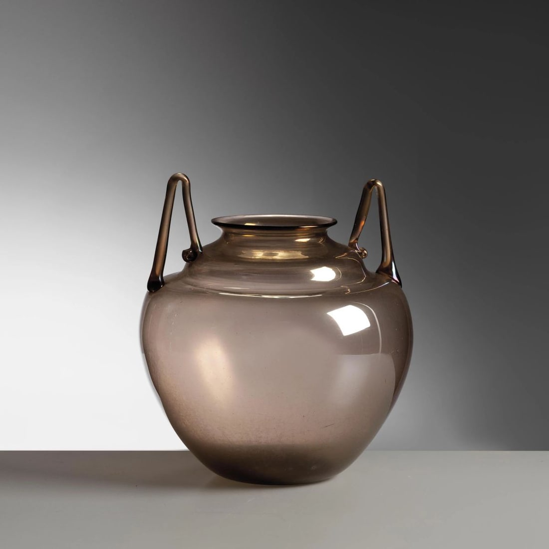 Attr. a Vittorio Zecchin: Attr. a Vittorio Zecchin (Murano, 1878 - 1947) IRIDESCENT GLASS VASE VASO in vetro iridato Produzione Italia, 1930 circa alt. cm 18,5 e diam. cm 17 