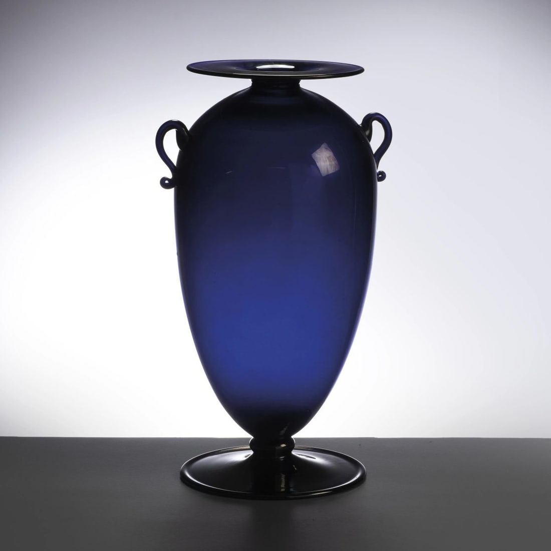 Pauly & C.: Pauly & C. (Murano, 1878 - 1947) IRIDESCENT BLUE GLASS VASE VASO IN VETRO IRIDATO BLU in vetro iridato nei toni del blu Produzione Italia, 1930 circa cm H24xL14xP12 