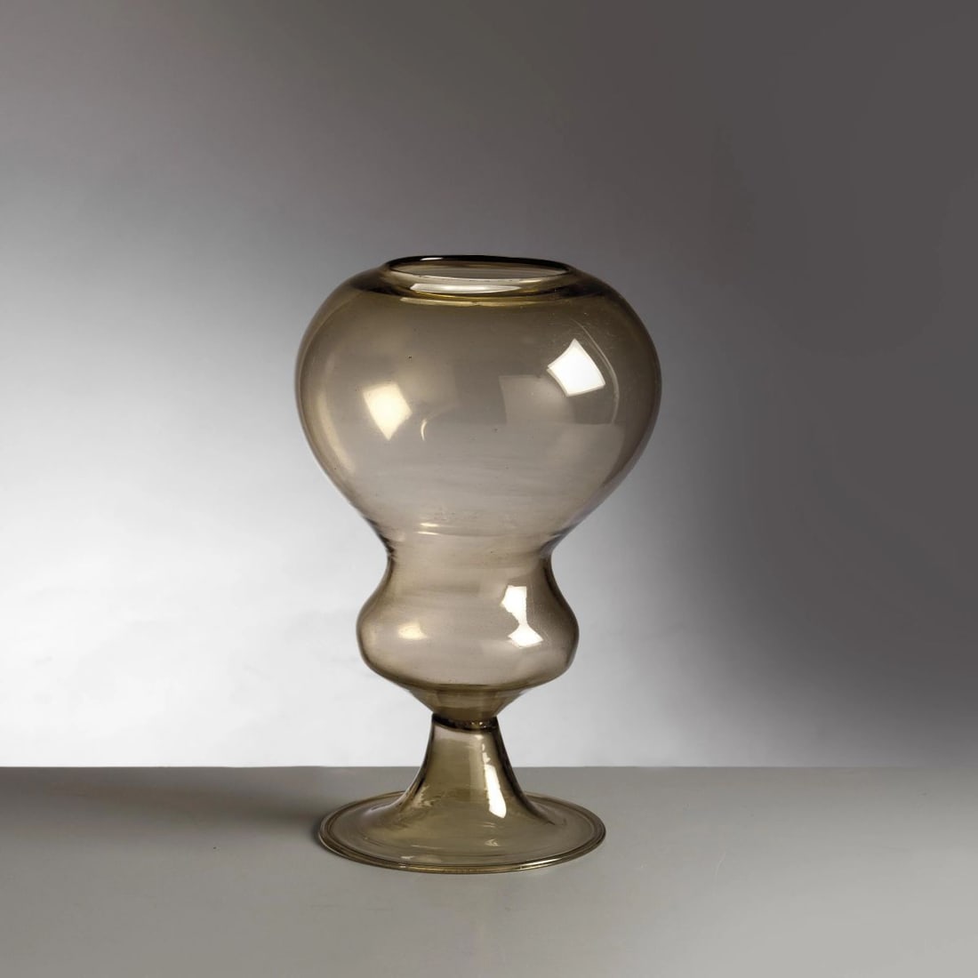 Attr. a Vittorio Zecchin: Attr. a Vittorio Zecchin (Murano, 1878 - 1947) YELLOW GLASS VASE VASO in vetro nei toni del giallo Produzione Italia, 1940 circa alt. cm 20 e diam. cm 13 