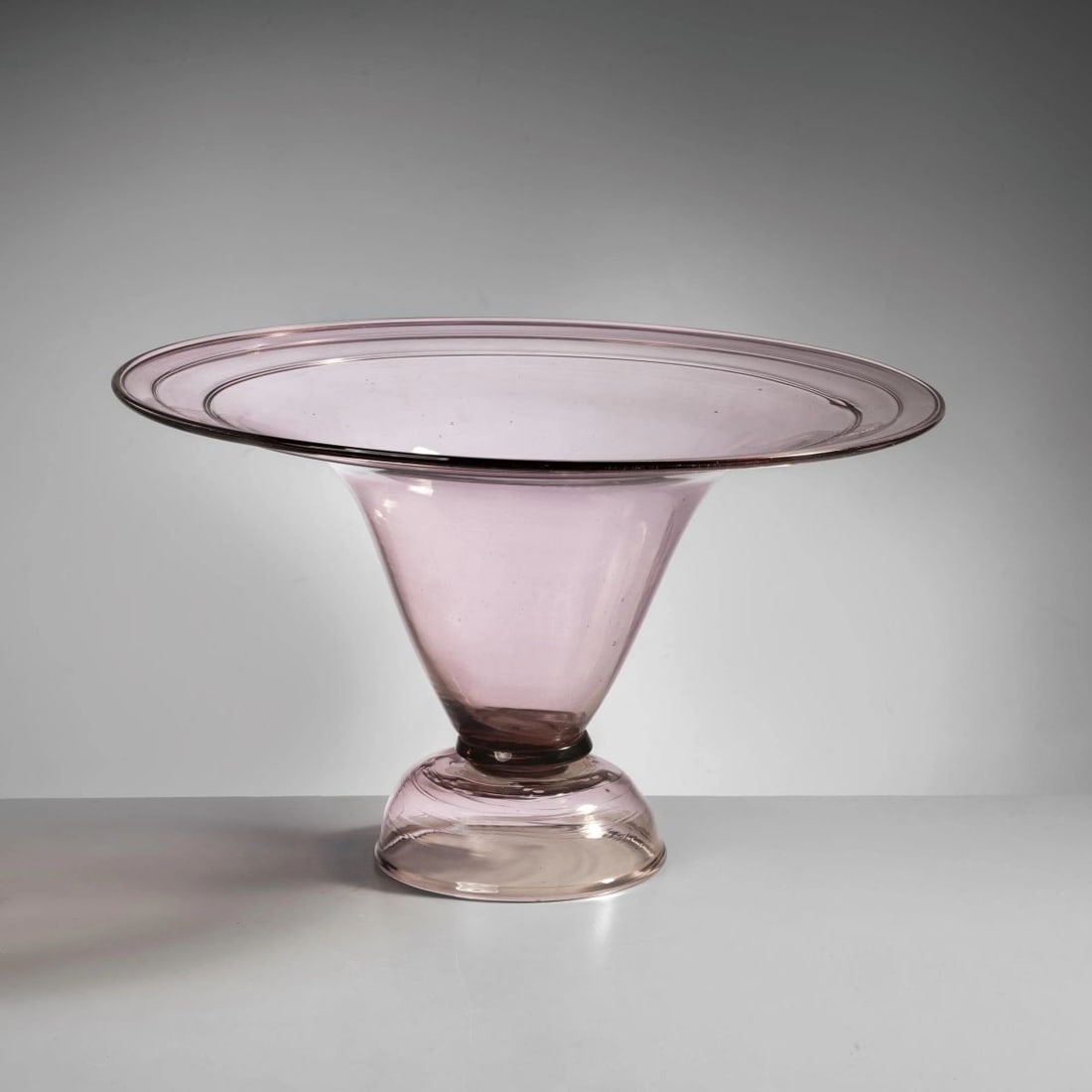 Attr. a Vittorio Zecchin: Attr. a Vittorio Zecchin (Murano, 1878 - 1947) PINK GLASS CUP ALZATA in vetro nei toni del rosa Produzione Italia, 1930 circa alt. cm 20 e diam. cm 32 