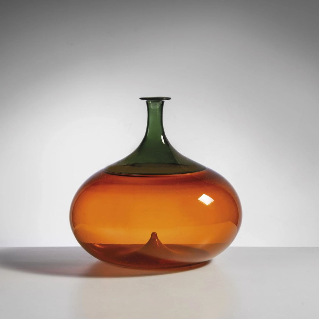 Tapio Wirkkala: Tapio Wirkkala (Hanko, 1915 - Helsinki, 1985) « BOLLE » SERIES ORANGE AND GREEN GLASS VASE VASO DELLA SERIE BOLLE in vetro nei toni dell’arancio e del verde Produzione