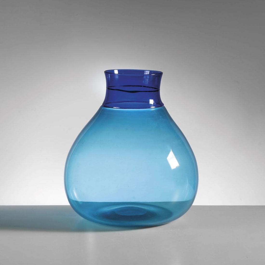 Ludovico Diaz De Santillana: Ludovico Diaz De Santillana (Roma, 1921 - 1989) BLUE AND LIGHT BLUE GLASS VASE VASO DELLA SERIE COLLETTI in vetro nei toni del blu e dell’azzurro Produzione Venini, Murano, 1982 firmato