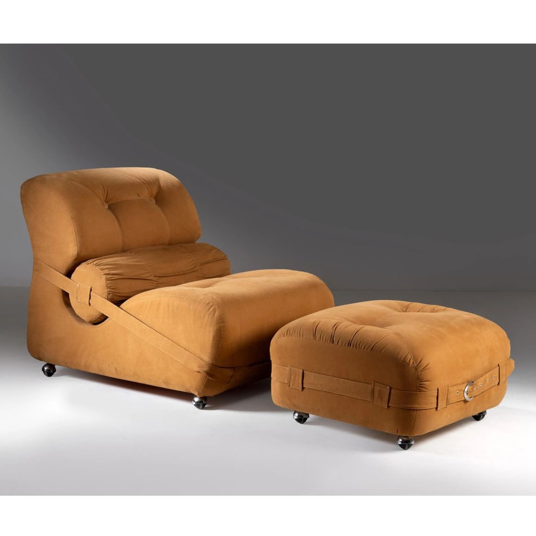 POLTRONA CON POGGIAPIEDI: AN ARMCHAIR AND A FOOTREST, BROWN FABRIC UPHOLSTERED POLTRONA CON POGGIAPIEDI rivestita in tessuto nei toni del marrone Produzione Italia, 1970 circa poltrona cm H185xL76xP108
