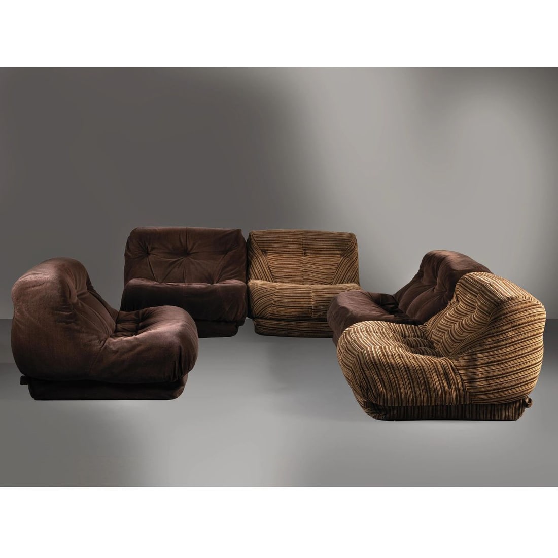 Rino Maturi: Rino Maturi (Sec. XX) «NUVOLONE» MODULAR SOFA DIVANO MODULARE MODELLO NUVOLONE imbottito e rivestito in tessuto nei toni del marrone Produzione Mimo Design, Italia, 1970 circa