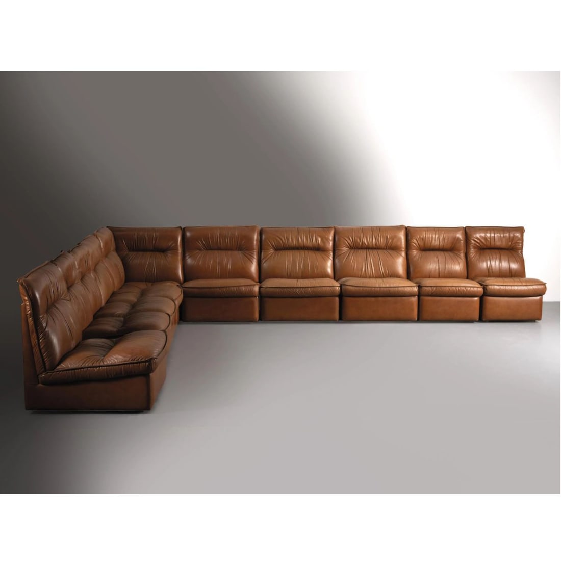 MODULAR SOFA, BROWN LEATHER UPHOLSTERED: MODULAR SOFA, BROWN LEATHER UPHOLSTERED DIVANO COMPONIBILE rivestito in pelle nei toni del marrone Produzione Italia, 1970 circa angolo cm H85xL80xP80 piccolo cm H85xL85xP80 grande cm H85xL76xP80