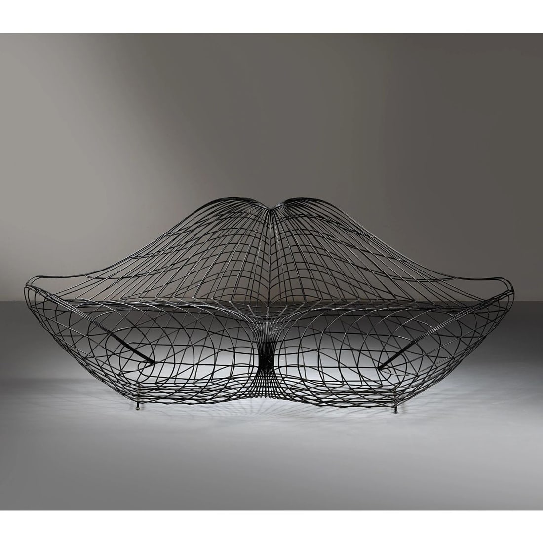 Anacleto Spazzapan: Anacleto Spazzapan (Luino, 1943) BLACK LACQUERED METAL SOFA DIVANO in metallo laccato nei toni del nero iniziali dell’artista sul retro Produzione Italia, 1990 circa cm H85xL210xP75