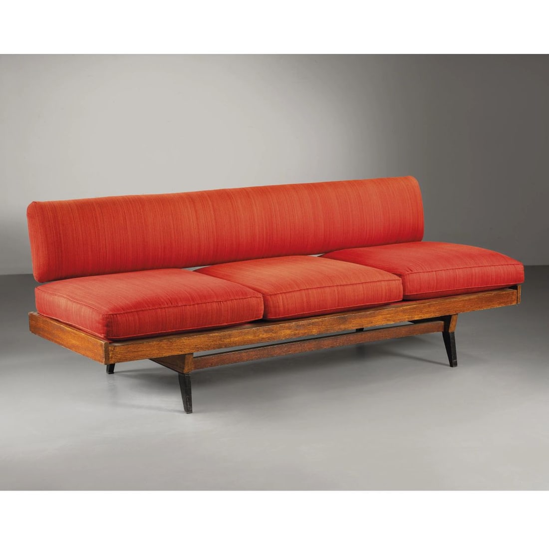 SOFA: SOFA, WOODEN STRUCTURE, RED FABRIC UPHOLSTERED CUSHIONS DIVANO struttura in legno, cuscini imbottiti e rivestiti in tessuto nei toni del rosso Produzione Italia, 1955 circa cm H72xL75xP193