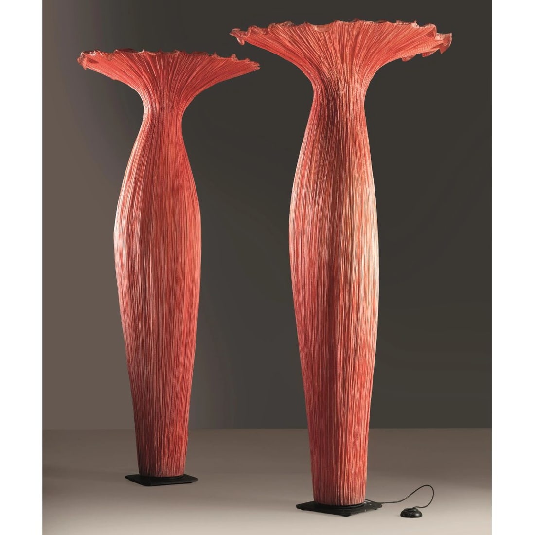 Ayala Serfaty: Ayala Serfaty (Tel Aviv, 1962) A COUPLE OF «MORNING GLORY» FLOOR LAMPS COPPIE DI LAMPADE MODELLO MORNING GLORY in metallo e tessuto Produzione Aqua Creations, New York, 2000 circa