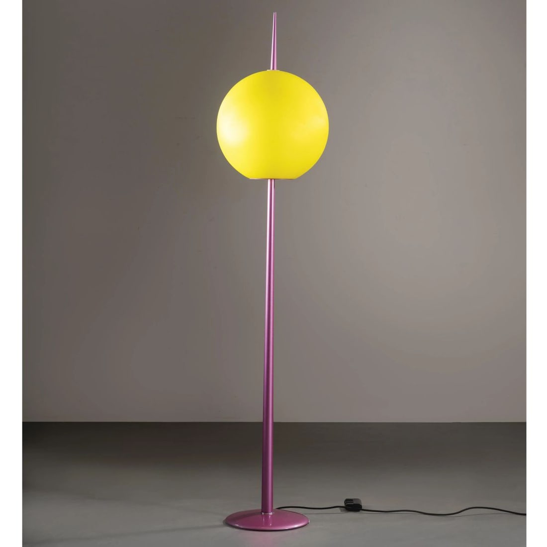 Targetti: Targetti FLOOR LAMP LAMPADA DA TERRA struttura in metallo laccato nei toni del viola, paralume in vetro giallo Produzione Targetti, Italia, 1980 circa alt. cm 185 e diam. cm 38 