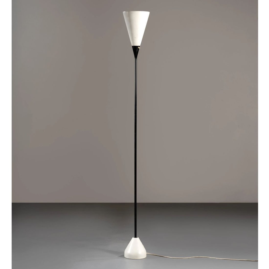 Gino Sarfatti: Gino Sarfatti (Venezia, 1912 - Griante, 1985) «1051/M» FLOOR LAMP LAMPADA DA TERRA MODELLO 1051/M in metallo e vetro Produzione Arteluce, Italia, 1951 alt. cm 186 e diam. cm 20