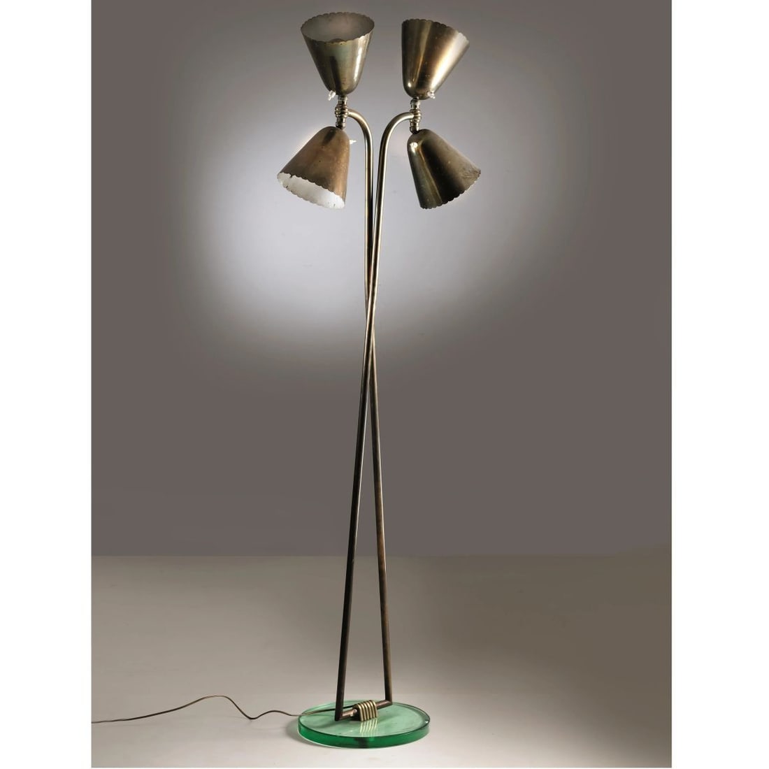 FLOOR LAMP, METAL STRUCTURE, GLASS BASE: FLOOR LAMP, METAL STRUCTURE, GLASS BASE LAMPADA DA TERRA struttura in metallo, base in vetro Produzione Italia, 1940 circa cm H85xL45xP25