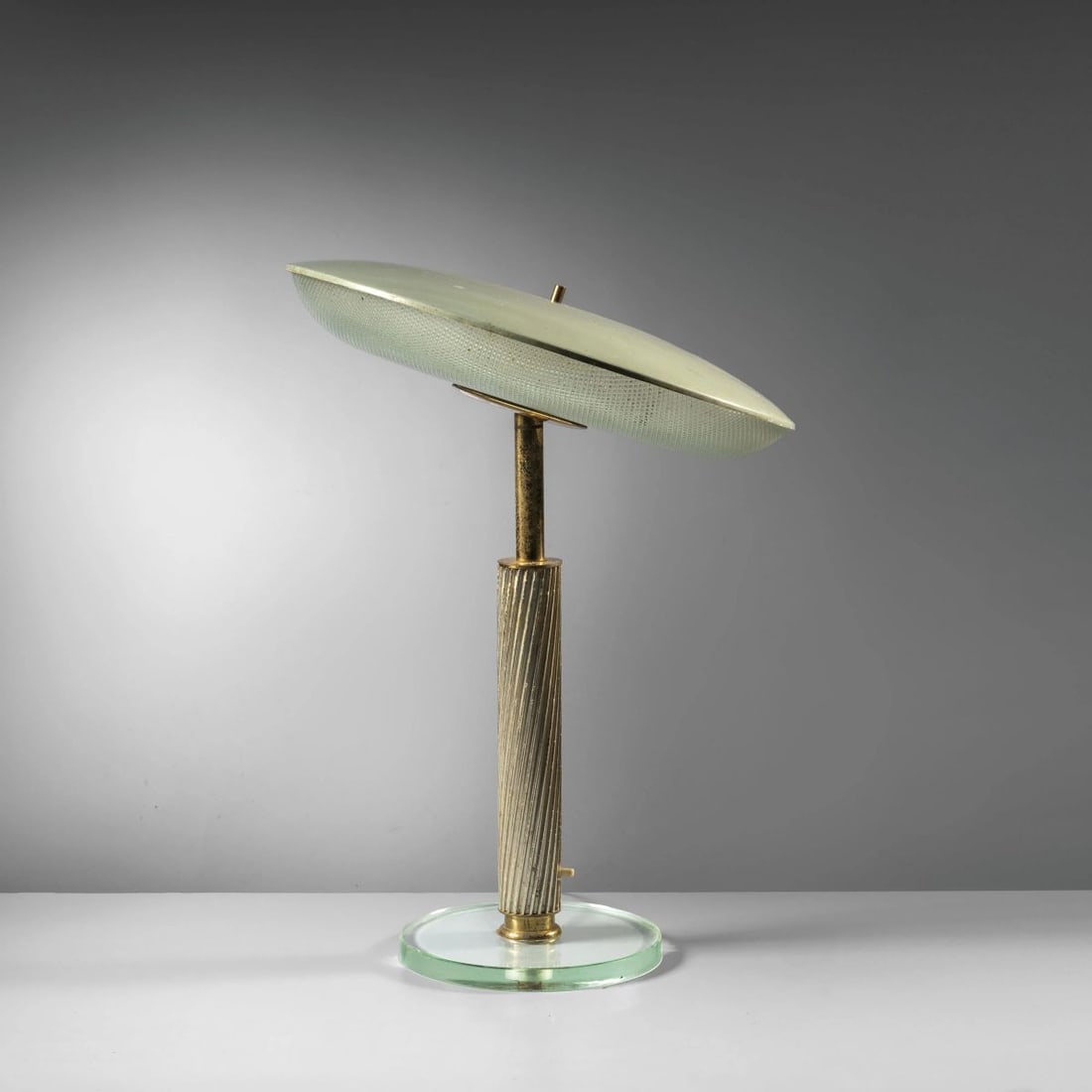 Pietro Chiesa: Pietro Chiesa (Milano, 1892 - 1959) GLASS AND METAL TABLE LAMP LAMPADA DA TAVOLO in vetro e metallo Produzione Fontana Arte, Italia, 1940 circa alt. cm 48 e diam. cm 37 Bibliografia di