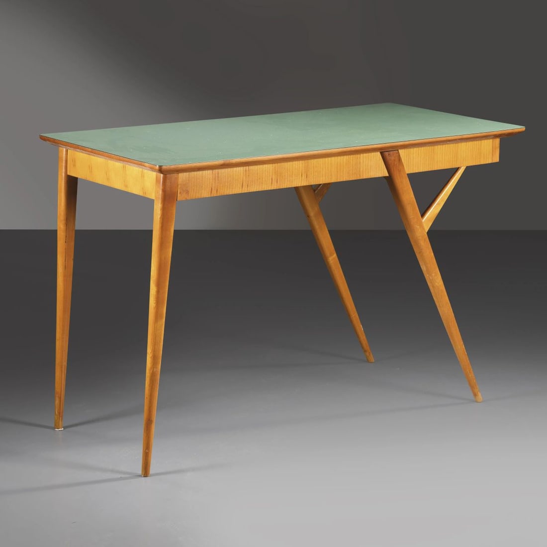 WOODEN TABLE: WOODEN TABLE TAVOLO in legno, ripiano in legno laminato nei toni del verde Produzione Italia, 1950 circa cm H79xL119,5xP58,5