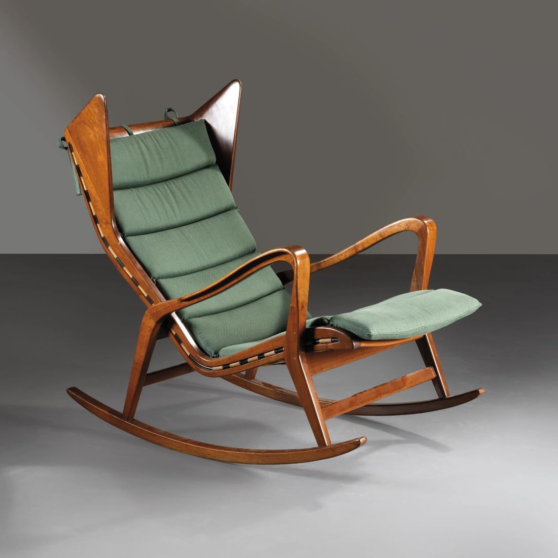 Studio Tecnico Cassina: Studio Tecnico Cassina «572» WOODEN ROCKING CHAIR SEDIA A DONDOLO MODELLO 572 struttura in legno, cuscino rivestito in tessuto nei toni del verde Produzione Cassina, Italia, 1955 cm