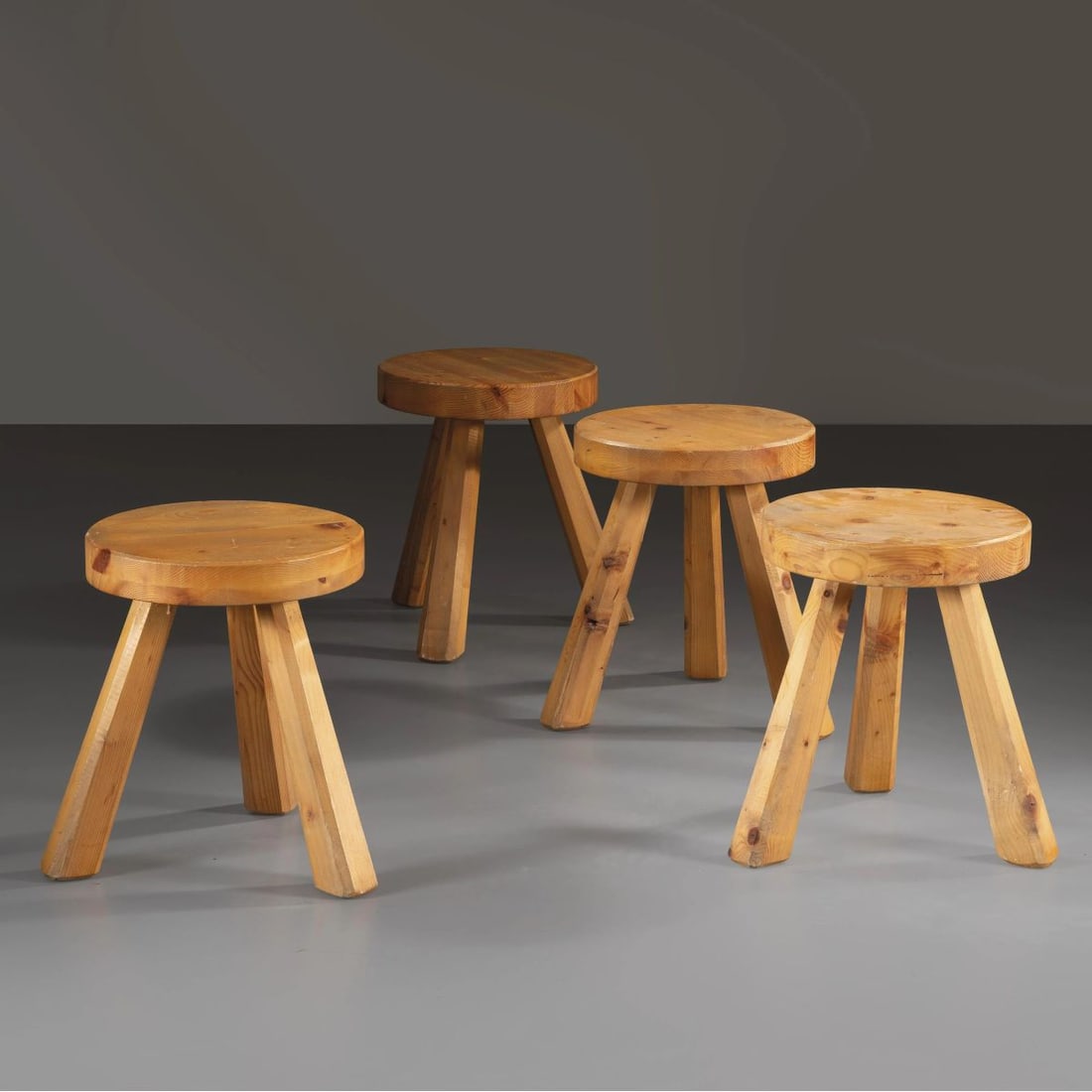 FOUR WOODEN STOOLS: FOUR WOODEN STOOLS QUATTRO SGABELLI in legno Produzione Italia, 1960 circa alt. cm 45 e diam. cm 36