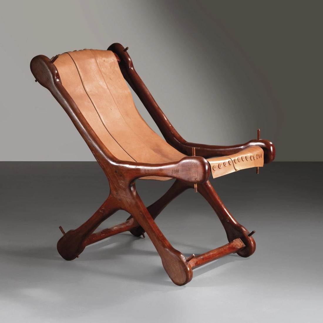 Don Shoemaker: Don Shoemaker (1919 - 1990) «SLING SWINGER» ARMCHAIR POLTRONA MODELLO SLING SWINGER in legno e pelle Produzione Senal S.A., Messico, 1970 circa cm H94xL59xP100 Bibliografia di confronto Domus 603,