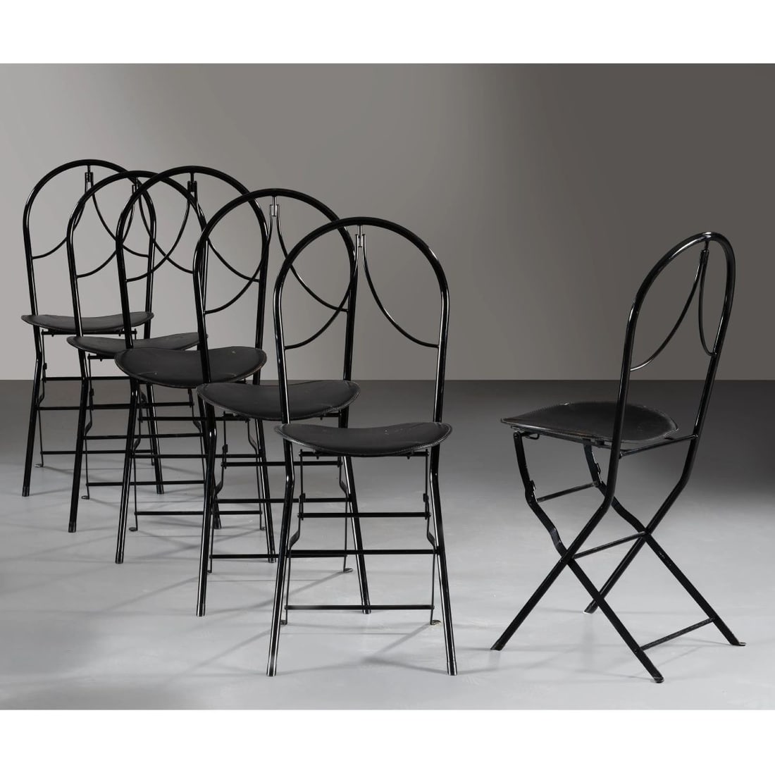 Achille Castiglioni: Achille Castiglioni (Milano, 1918 – 2002) SIX «ROSACAMUNA» CHAIRS, METAL STRUCTURE, LEATHER UPHOLSTERED SEAT SEI SEDIE ROSACAMUNA in metallo laccato nei toni del nero,
