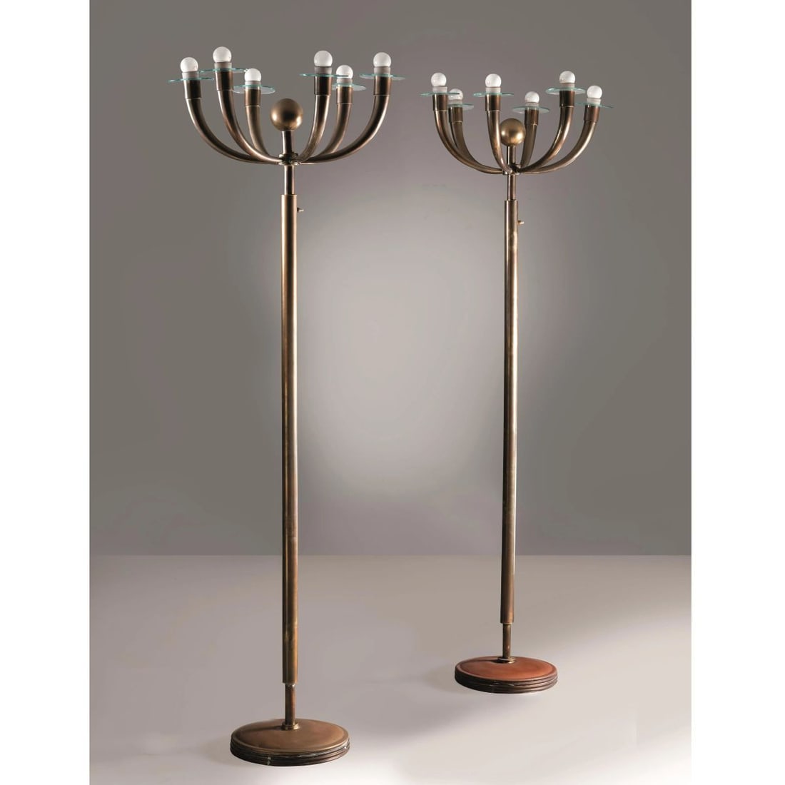 A COUPLE OF FLOOR LAMPS: A COUPLE OF FLOOR LAMPS COPPIA DI LAMPADE DA TERRA in metallo, con dettagli in vetro Produzione Italia, 1935 circa cm H180xL62xP62