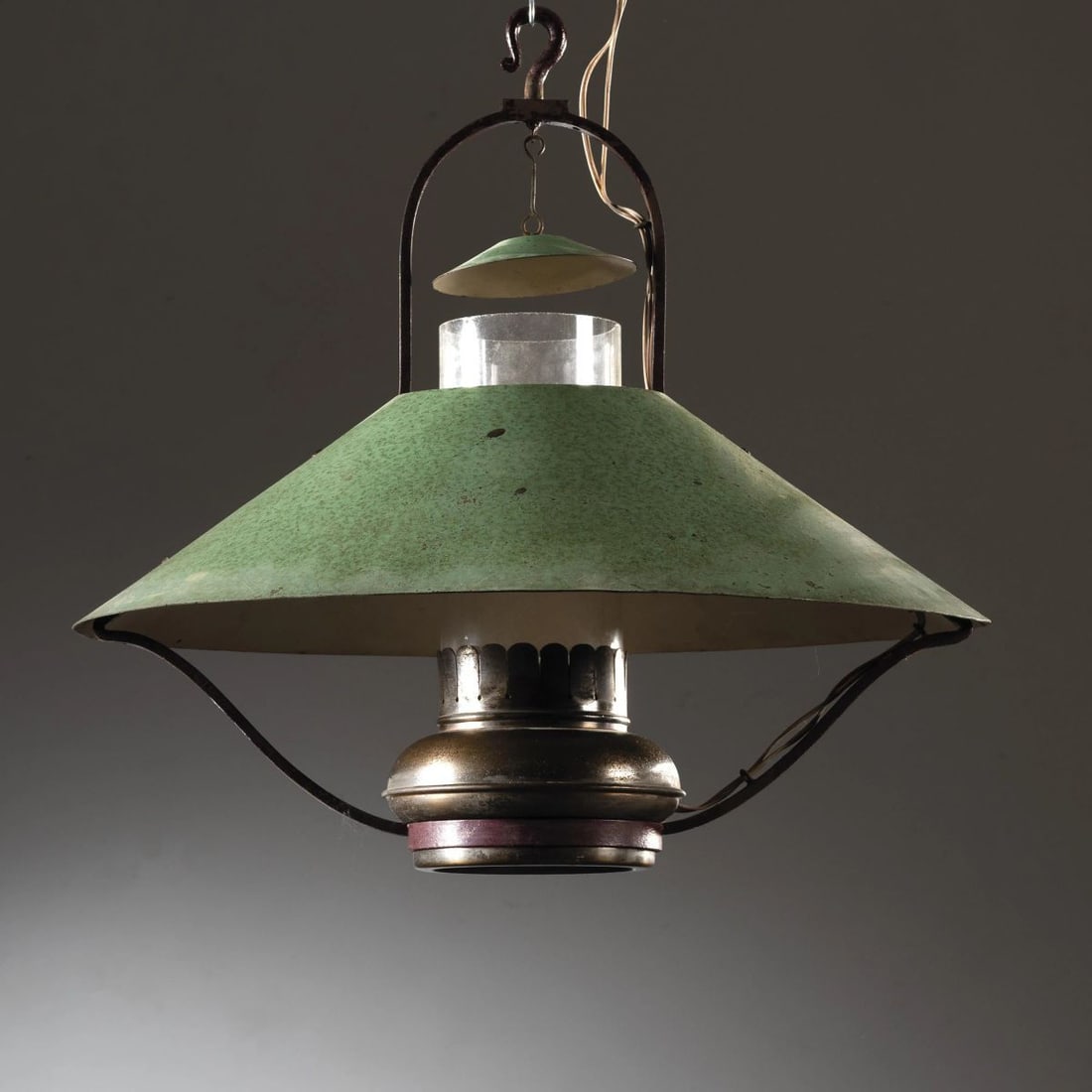 G. Strada: G. Strada (Sec. XX) A METAL AND GLASS LAMP LAMPADARIO in metallo e vetro Produzione Strada, Milano, 1940 circa alt. cm 50 alt. cm 52 Bibliografia di confronto G. Ulrich, Arredamento. Mobili e oggetti