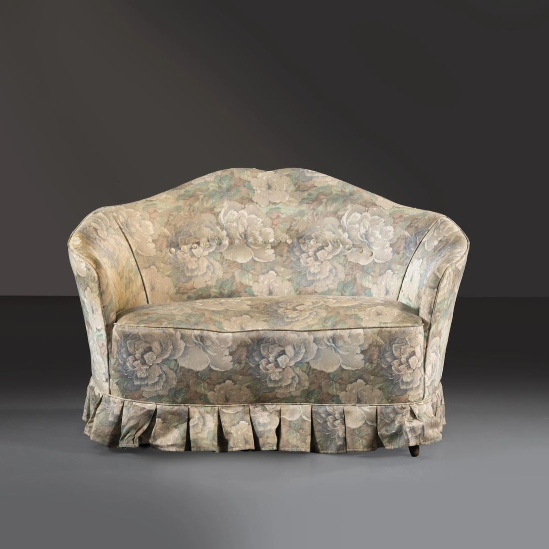ISA: ISA A SOFA, WOODEN STRUCTURE, FABRIC UPHOLSTERED DIVANO struttura in legno, imbottito e rivestito in tessuto Produzione I.S.A, Italia, 1950 circa cm H70xL107xP70 