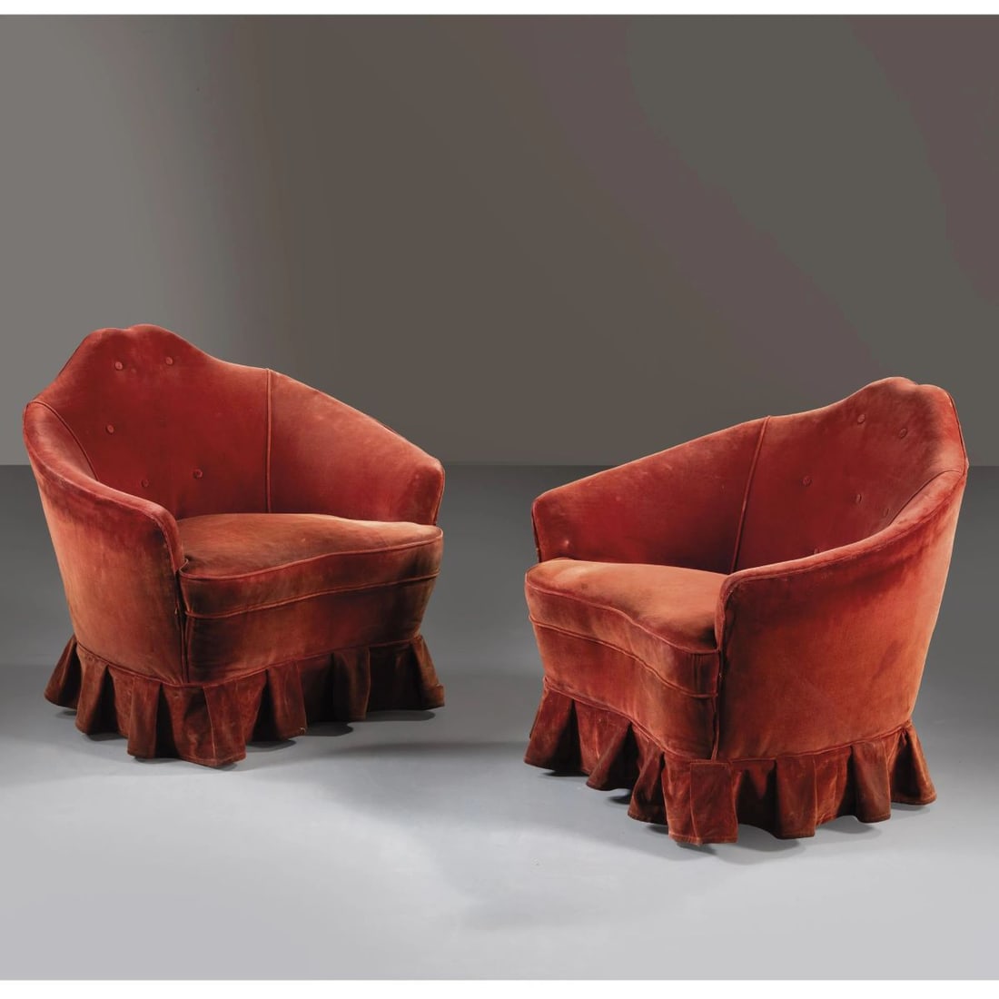 ISA: ISA A COUPLE OF ARMCHAIRS COPPIA DI POLTRONE in legno, imbottite e rivestite in tessuto nei toni del rosso Produzione I.S.A, Italia, 1950 circa cm H80xL70xP63 