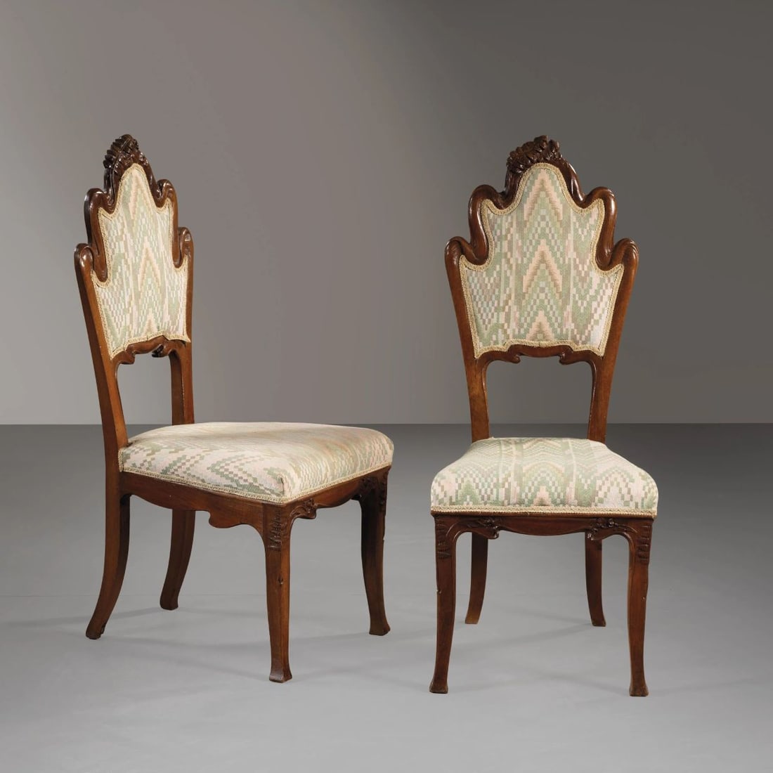 TWO WOODEN CHAIRS: TWO WOODEN CHAIRS, GREEN AND PINK FABRIC UPHOLSTERED SEATS COPPIA DI SEDIE struttura in legno, rivestite in tessuto nei toni del verde e del rosa Produzione Italia, 1910 circa cm H99xL42xP46