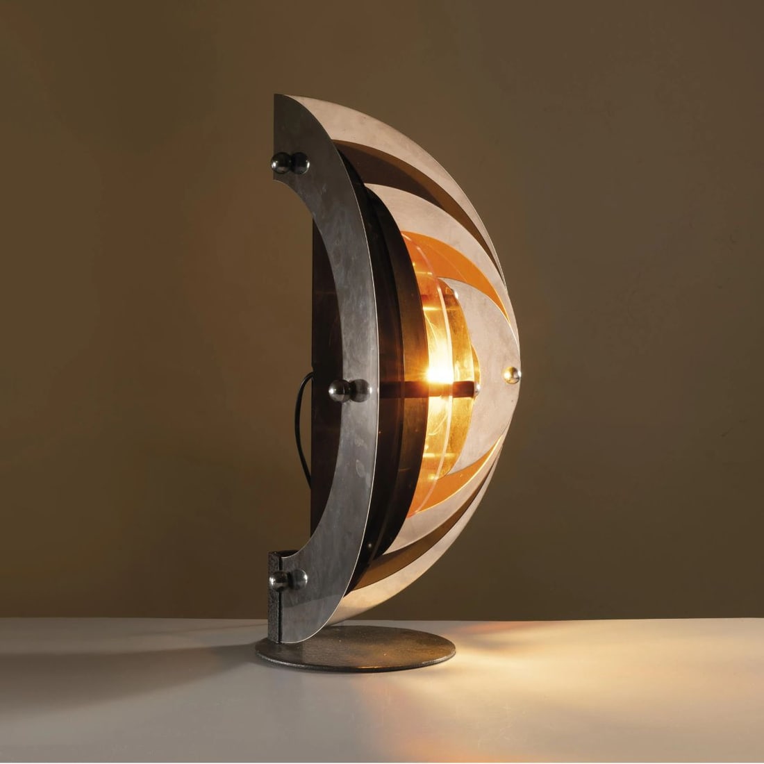 Giuseppe Calonaci: Giuseppe Calonaci (Siena, 1931) METAL TABLE LAMP LAMPADA DA TAVOLO MODELLO PROPOSTA 6 in metallo e materiale plastico Produzione Arcobaleno, Poggibonsi, 1970 circa cm H50xL37xP21 Bibliografia d