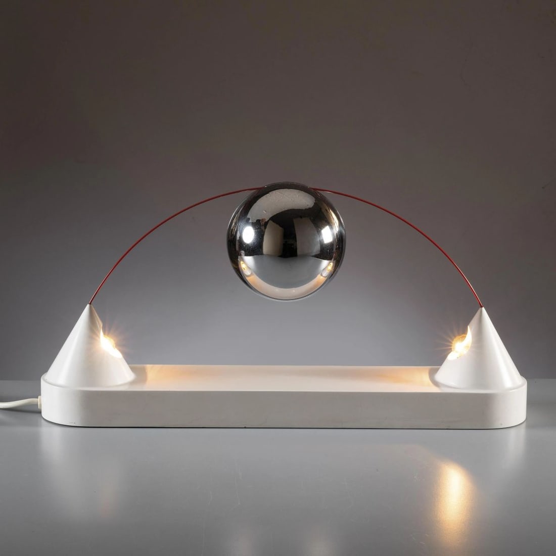 Peppe De Giuli: Peppe De Giuli (Terni, 197) «MERCURIO» TABLE LAMP LAMPADA DA TAVOLO MODELLO MERCURIO in metallo e materiale plastico Produzione Sirrah, Italia, 1970 circa cm H25xL49xP10 