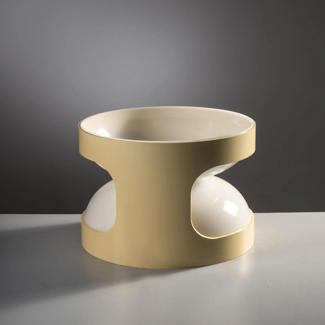Joe colombo: Joe colombo (Milano, 1930 - 1971) BEIGE PLASTIC KD27 TABLE LAMP UNA LAMPADA DA TAVOLO in materiale plastico nei toni del beige Produzione Kartell, Italia, 1966 alt. cm 17 e diam.