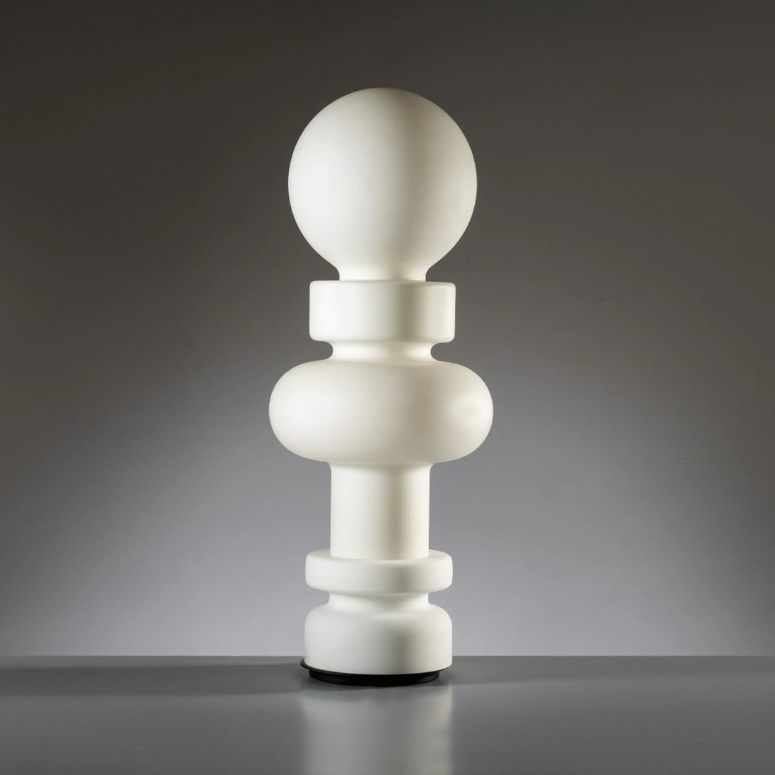Bobo Piccoli: Bobo Piccoli (Milano, 1927 – 1981) «RE» WHITE GLASS TABLE LAMP UNA LAMPADA MODELLO RE in vetro nei toni del bianco Produzione Fontana Arte, Italia, 1970 circa alt. cm 88 e