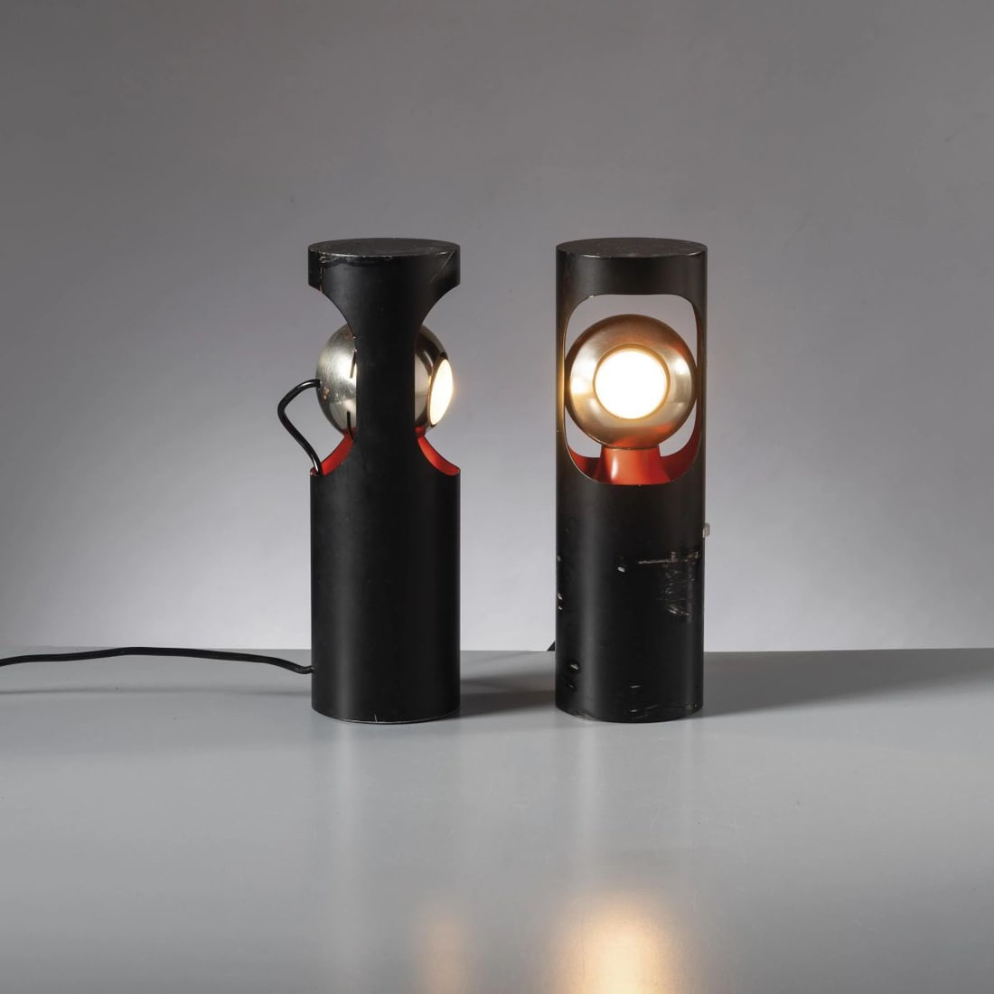 Angelo Lelii: Angelo Lelii (Ancona, 1915 - Monza, 1979) TWO METAL TABLE LAMPS COPPIA DI LAMPADE DA TAVOLO MODELLO 13068 in metallo Produzione Arredoluce, Italia, 1964 circa alt. cm 25 e diam. cm 8 