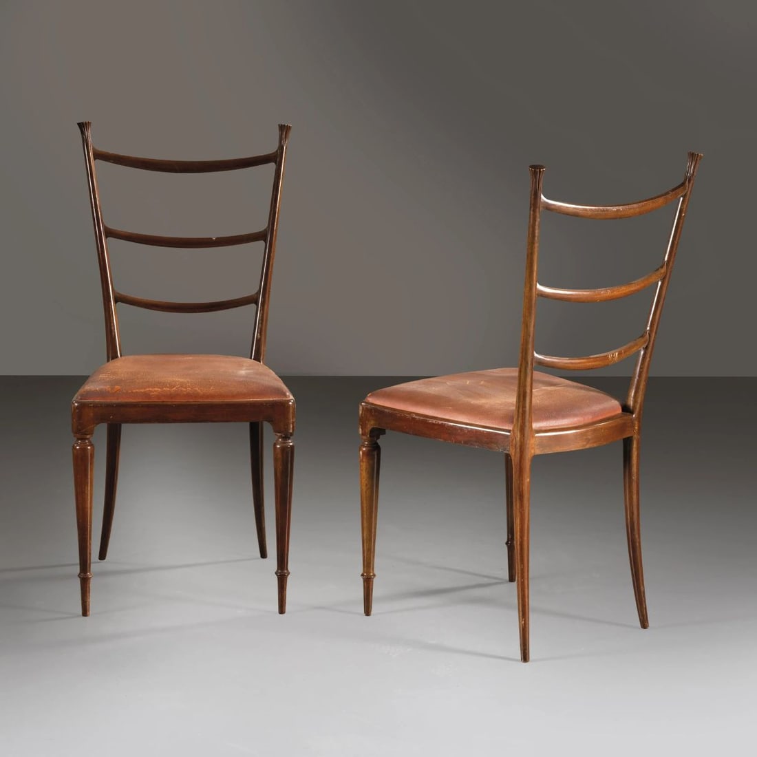 DUE SEDIE : TWO CHAIRS, WOODEN STRUCTURE, BROWN LEATHER UPHOSTERED SEAT DUE SEDIE in legno, seduta in pelle nei toni del marrone Produzione Italia, 1940 circa cm H93xL45xP46 