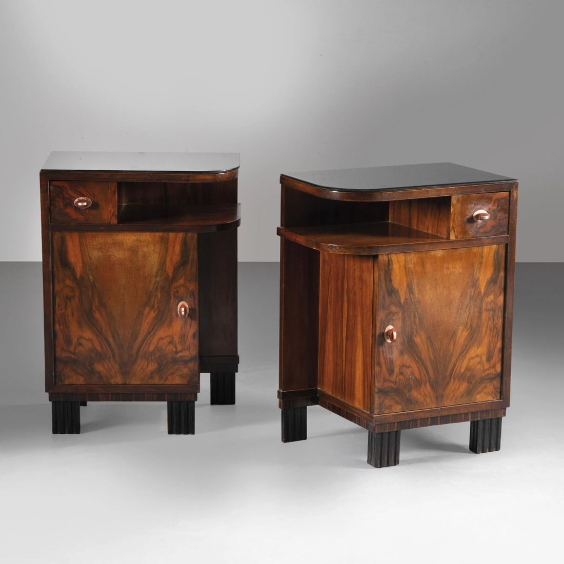 TWO BEDSIDE TABLES: TWO BEDSIDE TABLES DUE COMODINI in legno e ottone, ripiano in vetro nero Produzione Italia, 1925 circa cm H69xL50xP31,5
