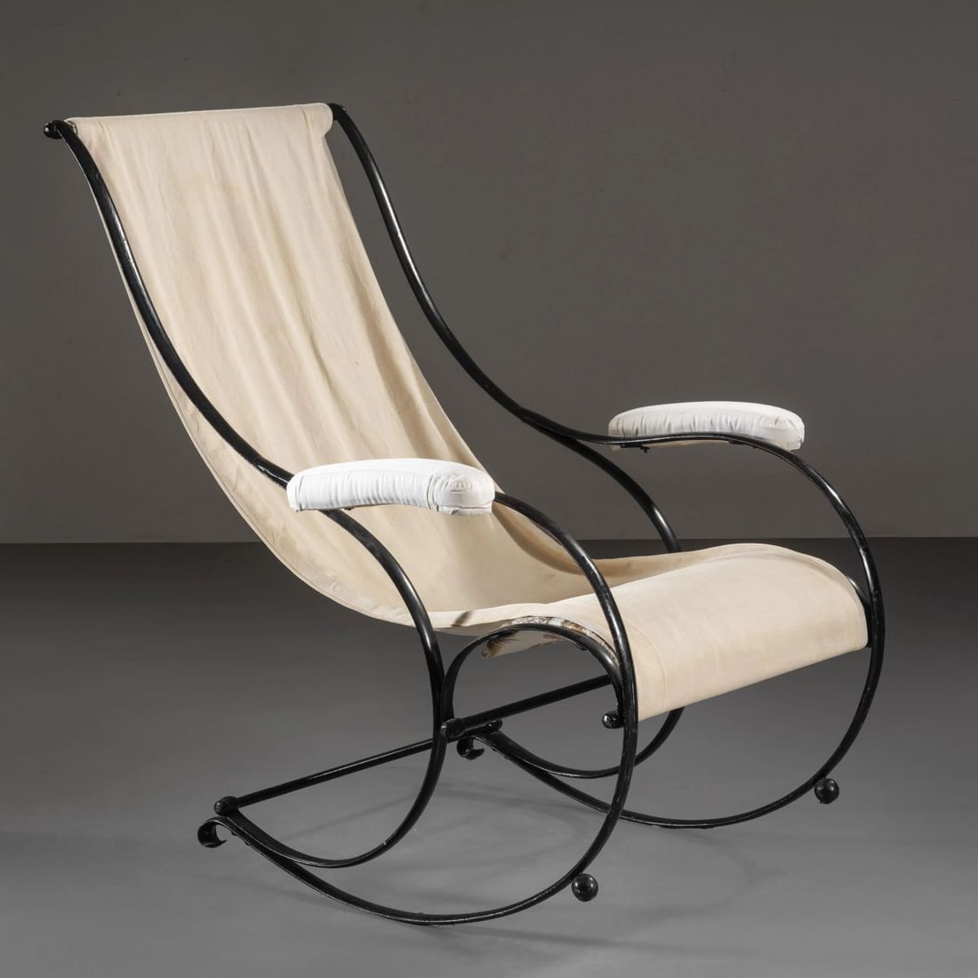 Peter Cooper: Peter Cooper (New York, 1791 - 1883) ROCKING CHAIR, METAL STRUCTURE, CREAM FABRIC SEAT SEDIA A DONDOLO struttura in metallo, seduta in tessuto nei toni del crema, braccioli imbottiti