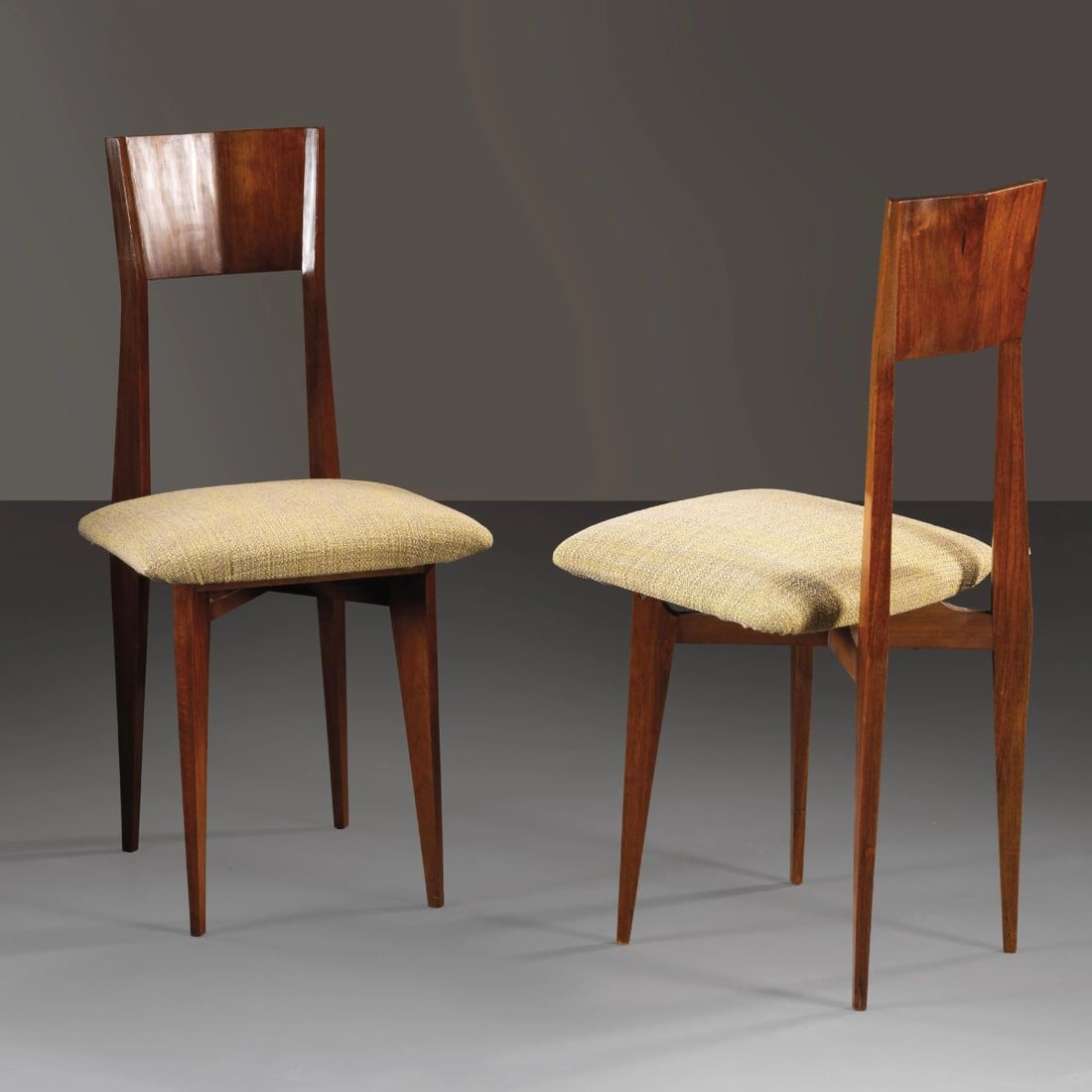 A COUPLE OF CHAIRS: A COUPLE OF CHAIRS COPPIA DI SEDIE in legno, seduta rivestita in tessuto nei toni del verde Produzione Italia, 1955 circa cm H91xL43xP44