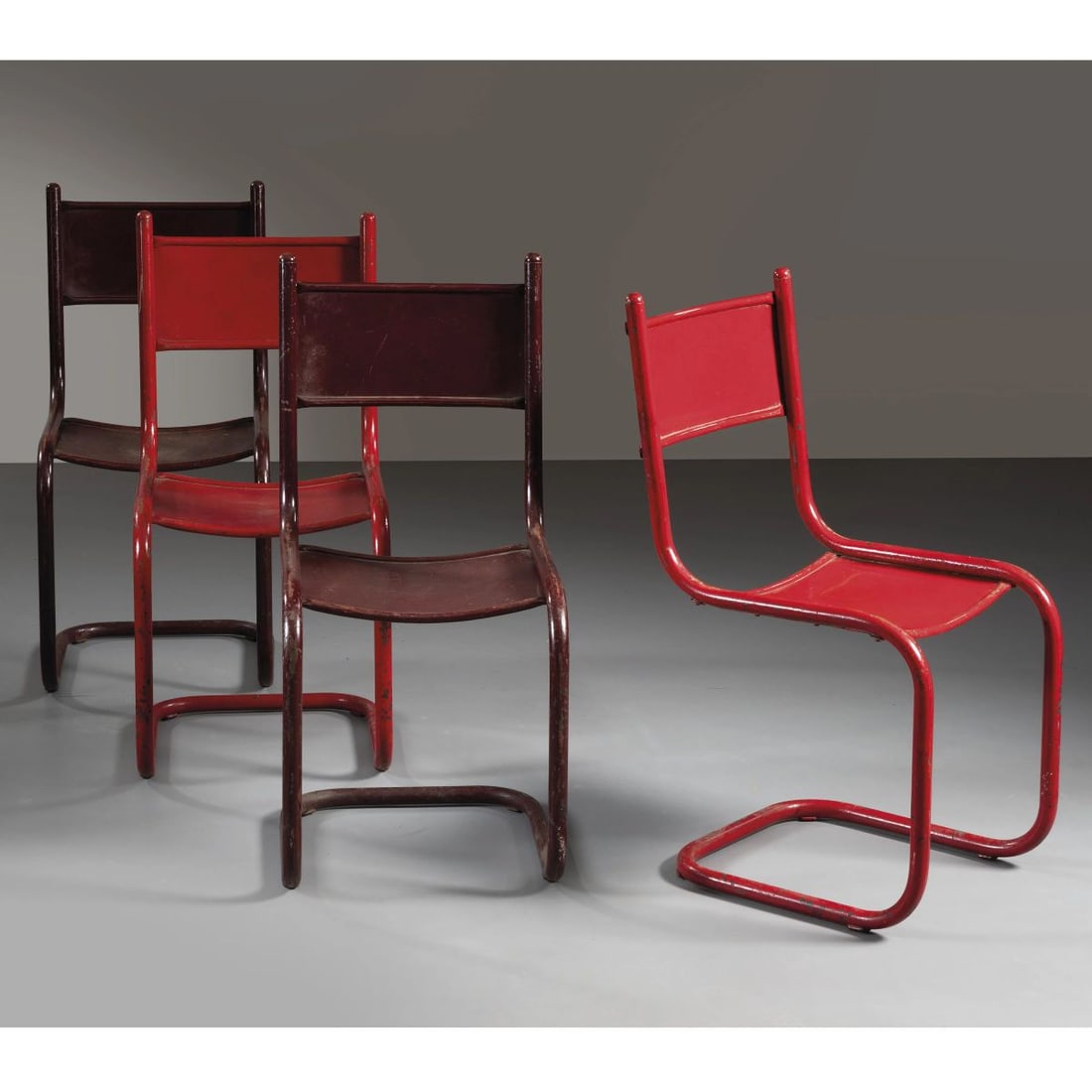 FOUR RED LACQUERED METAL CHAIRS: FOUR RED LACQUERED METAL CHAIRS QUATTRO SEDIE in metallo laccato nei toni del rosso Produzione Italia, 1935 circa cm H83xL40xP50