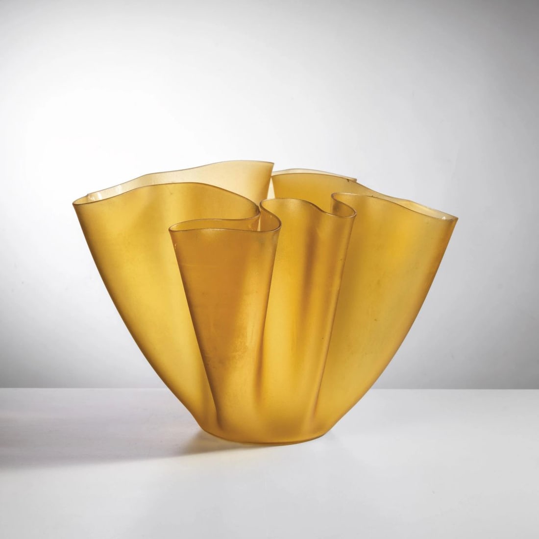 Fontana Arte: Fontana Arte «CARTOCCI O» GLASS VASE VASO MODELLO CARTOCCIO nei toni del topazio Produzione Fontana Arte, Italia, 1960 circa cm H23xL31xP33 