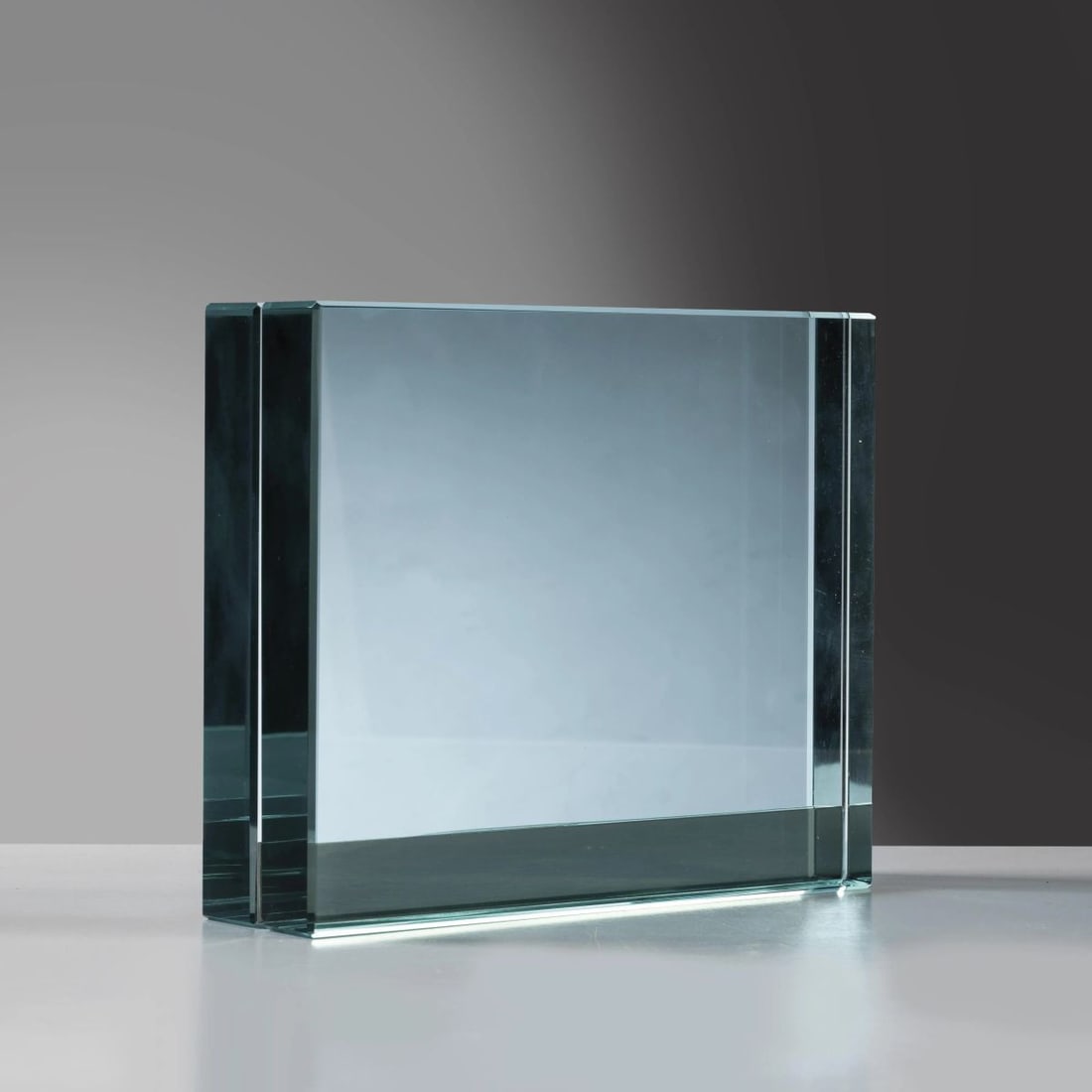 Fontana Arte: Fontana Arte GLASS PHOTO FRAME PORTAFOTO in vetro Produzione Fontana Arte, Italia, 1965 circa cm H15xL18xP5 