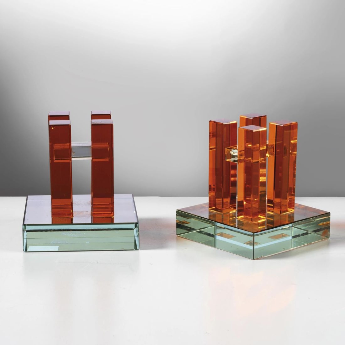 Ettore Sottsass: Ettore Sottsass (Innsbruck, 1917 - Milano, 2007) PAIR OF CRYSTAL CANDLESTICKS COPPIA DI CANDELIERI MODELLO 2674 in cristallo nei toni del grigio e del rosso Produzione Fontana Arte,