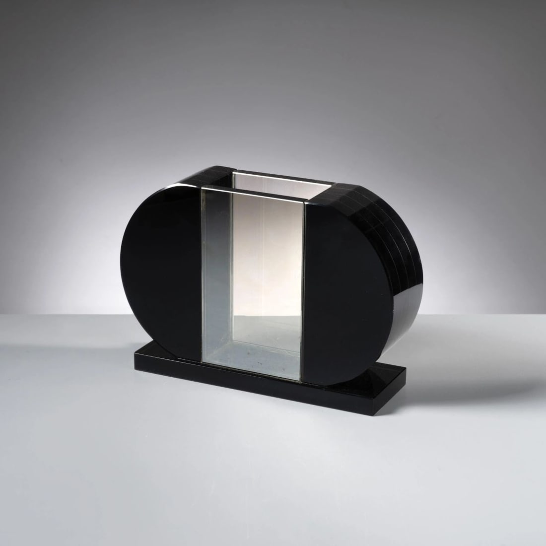 Ettore Sottsass: Ettore Sottsass (Innsbruck, 1917 - Milano, 2007) CRYSTAL VASE VASO MODELLO 2664 in cristallo Produzione Fontana Arte, Italia, 1980 etichetta del produttore sul fondo cm H16xL22xP7 