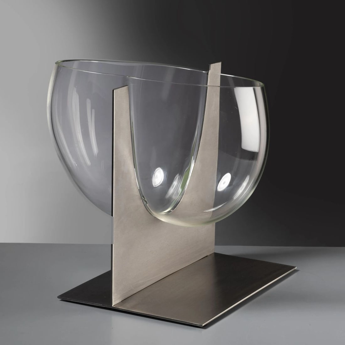 Carlo Nason: Carlo Nason (Murano, 1935 - 2026) «S509» GLASS VASE, METAL STRUCTURE VASO MODELLO S509 in vetro, struttura in metallo Produzione Mazzega, Italia, 1970 circa cm