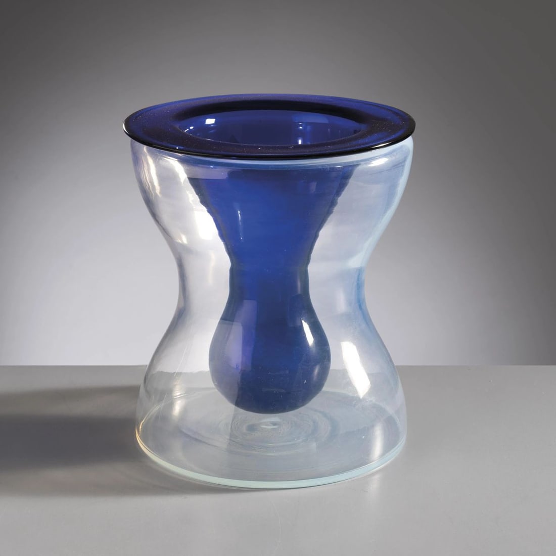 Carlo Nason: Carlo Nason (Murano, 1935 - 2026) BLUE AND TRANSPARENT GLASS VASE VASO MODELLO S441 in vetro e vetro nei toni del blu Produzione AV Mazzega, Italia, 1970 circa etichetta del produttore alt. cm