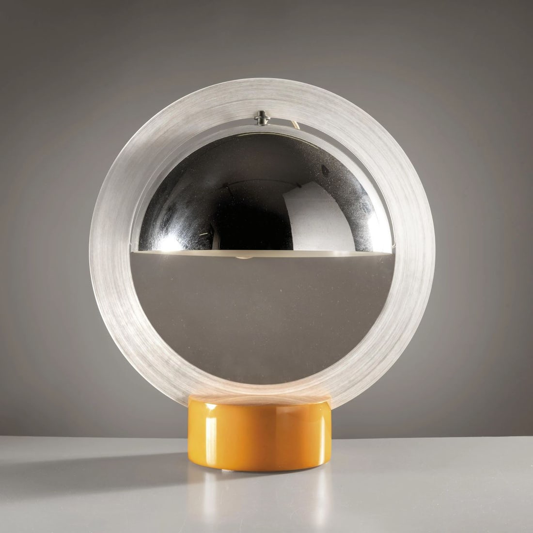Carlo Nason: Carlo Nason (Murano, 1935 - 2026) «DISCO» TABLE LAMP LAMPADA DA TAVOLO MODELLO DISCO in metallo e materiale plastico Produzione Linea GB, Italia, 1965 circa cm H50xL43xP33 