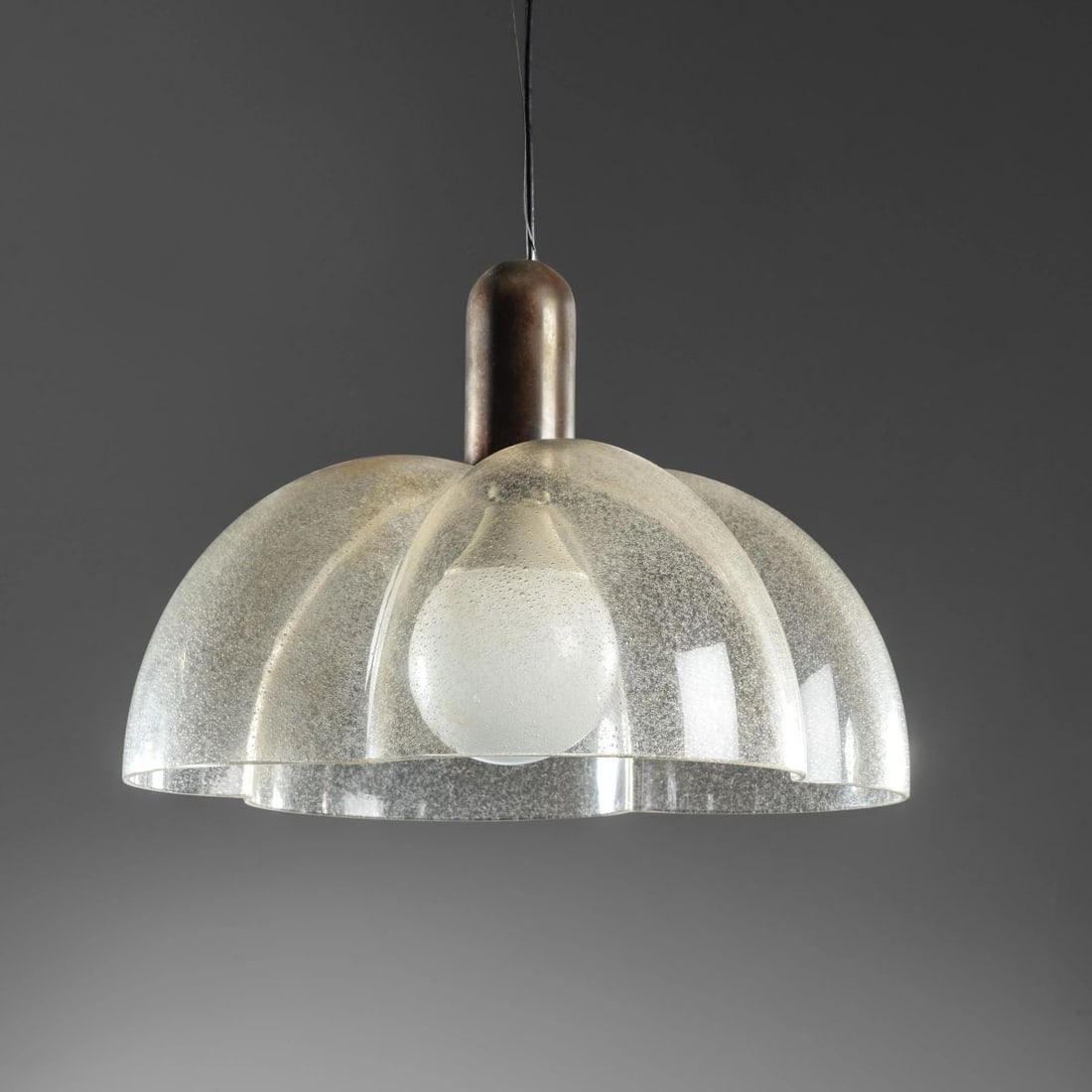 Carlo Nason: Carlo Nason (Murano, 1935 - 2026) LS111 CEILING LAMP LAMPADARIO MODELLO LS111 in vetro Produzione Mazzega, Murano, 1970 circa cm H33xL45xP45 Bibliografia di confronto R. Chiesa, A.