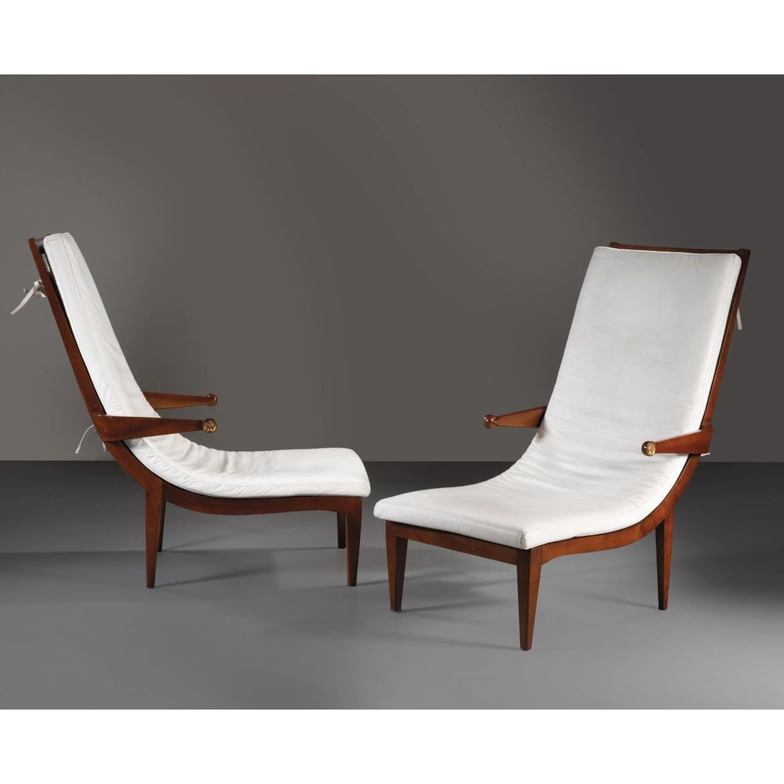 Attr. a Erik Gunnar Asplund: Attr. a Erik Gunnar Asplund (Stoccolma, 1885 - 1940) A COUPLE OF ARMCHAIRS, WOODEN STRUCTURE, WHITE FABRIC UPHOLSTERED COPPIA DI POLTRONE struttura in legno, rivestite in tessuto nei toni del crema