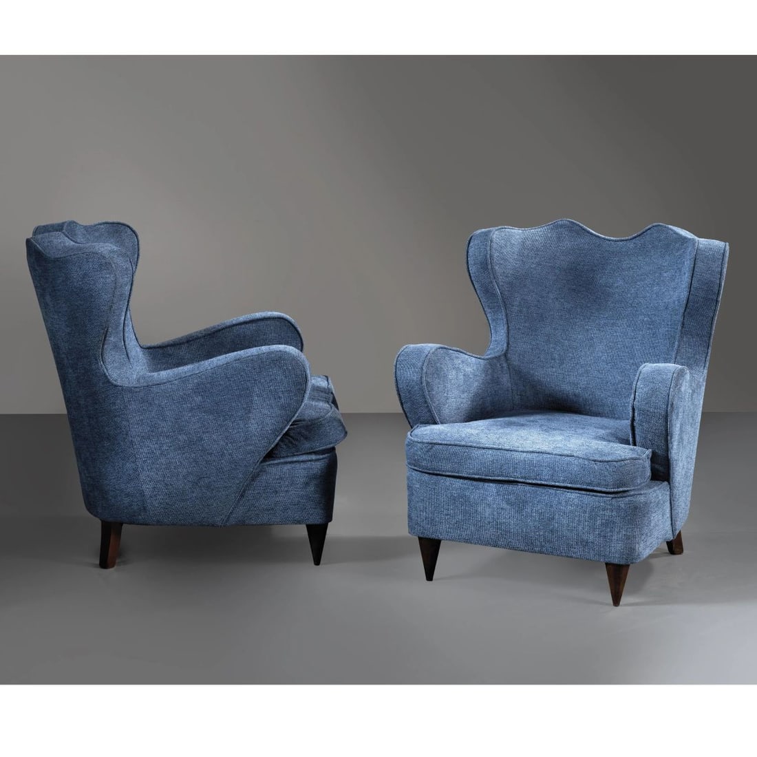 A COUPLE OF ARMCHAIRS: A COUPLE OF ARMCHAIRS, WOODEN STRUCTURE, BLUE FABRIC UPHOLSTERED COPPIA DI POLTRONE struttura in legno, imbottite e rivestite in tessuto nei toni del blu Produzione Italia, 1955 circa cm H90xL77xP70