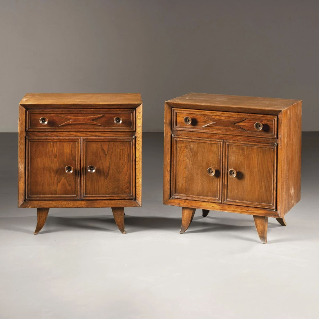 TWO WOODEN BEDSIDE TABLES: TWO WOODEN BEDSIDE TABLES DUE COMODINI in legno Produzione Italia, 1940 circa cm H58xL54xP34,5