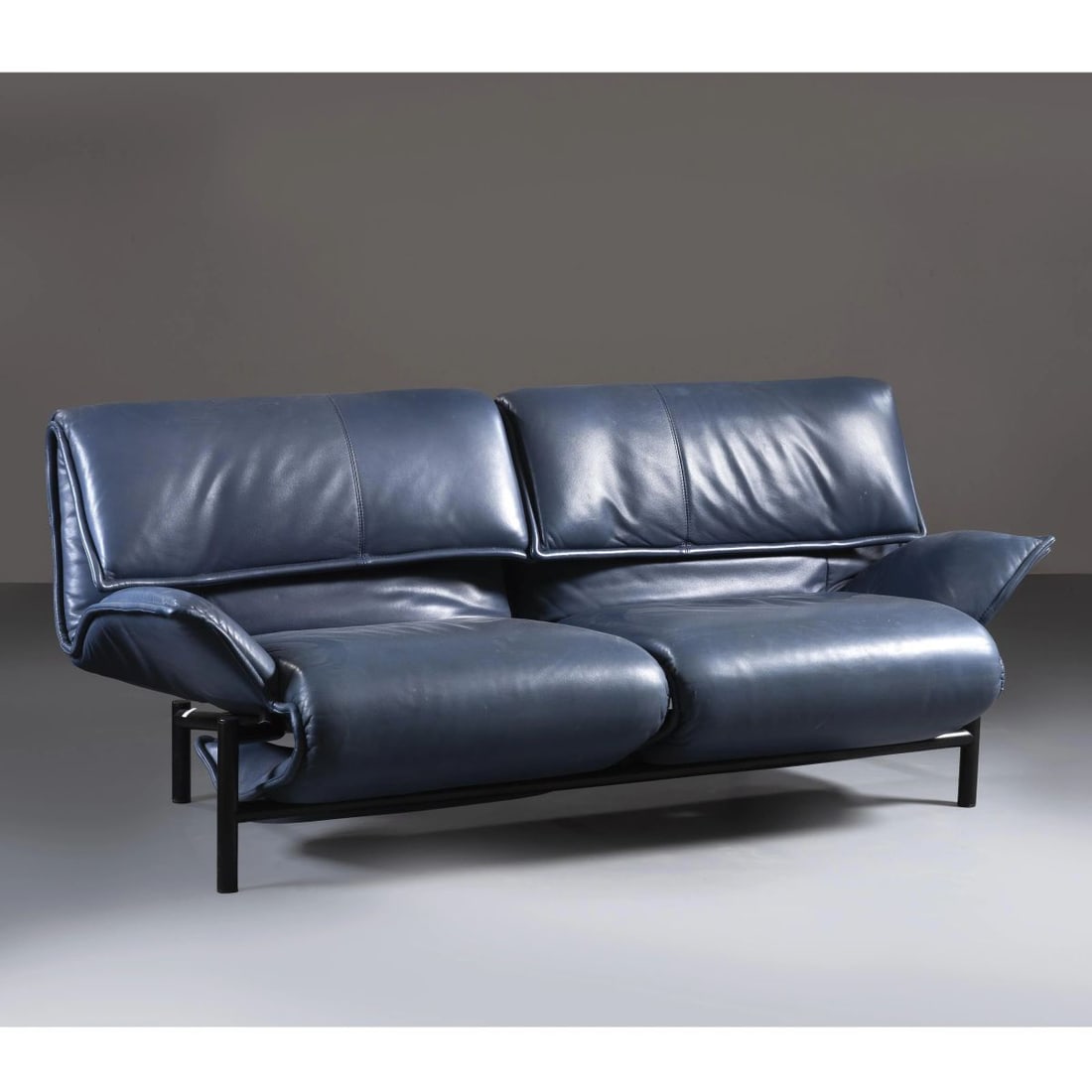 Vico Magistretti: Vico Magistretti (Milano, 1920 - 2006) «VERANDA» SOFA, METAL STRUCTURE, BLUE LEATHER UPHOLSTERED DIVANO VERANDA struttura in metallo, rivestito in pelle nei toni del blu Produzione Cassina, Italia,